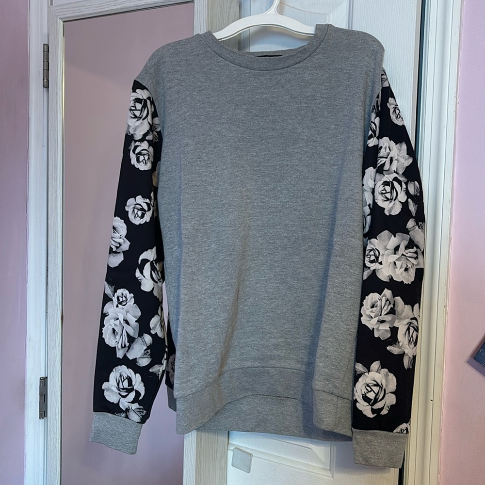 Forever 21 Men’s Sweatshirt w Flower Sleeves